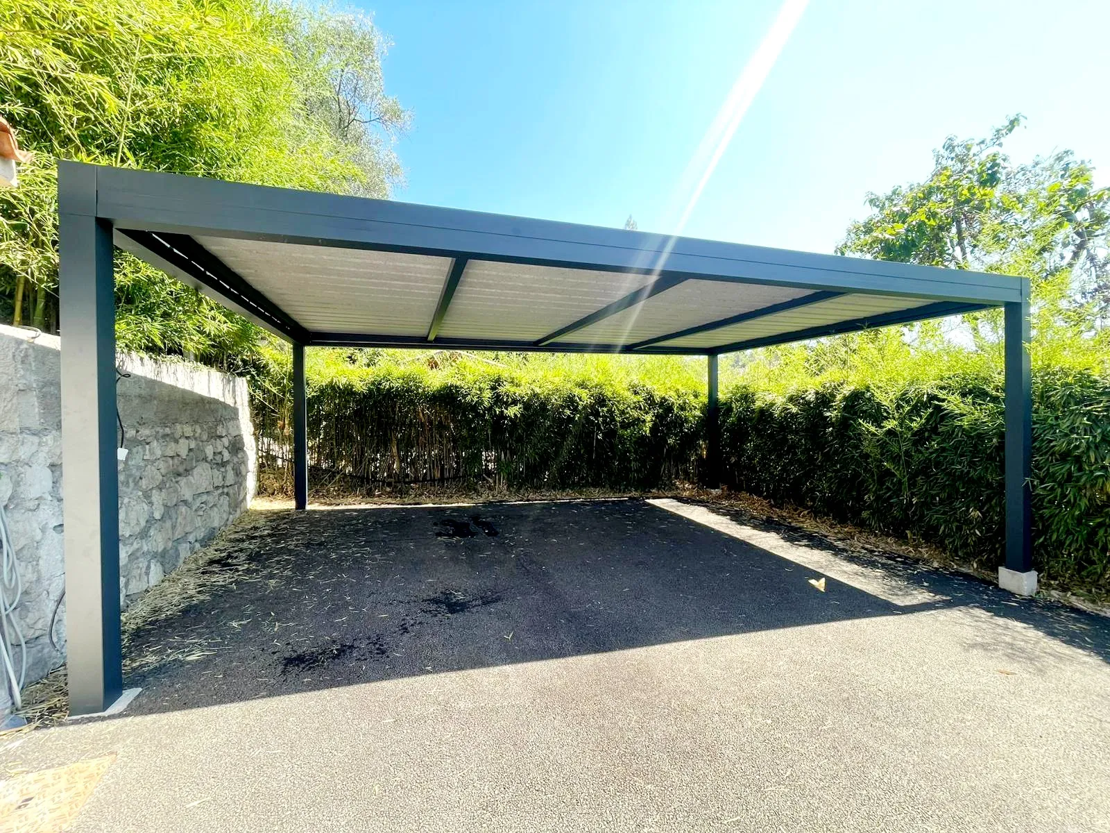 Carport aluminium sur mesure adossé à villa à Roquefort-les-Pins