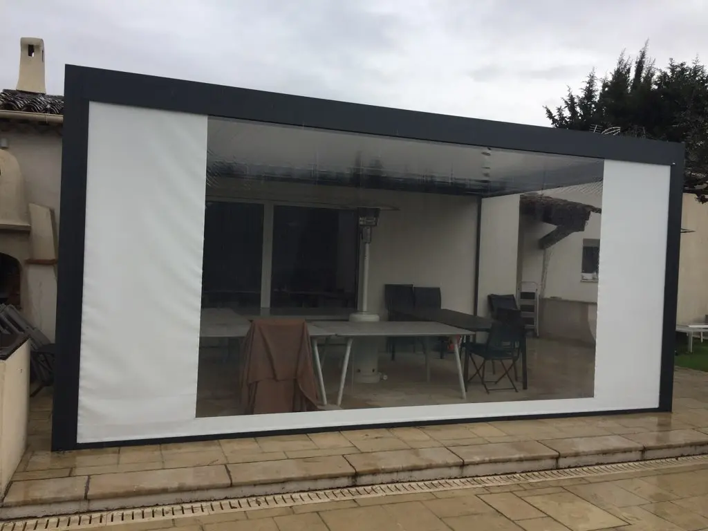 Capteur photovoltaïque Somfy intégré au coffre d'une pergola bioclimatique