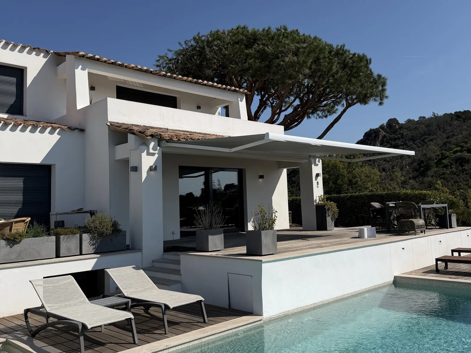 Brise-soleil orientable installé sur villa neuve à Mouans-Sartoux