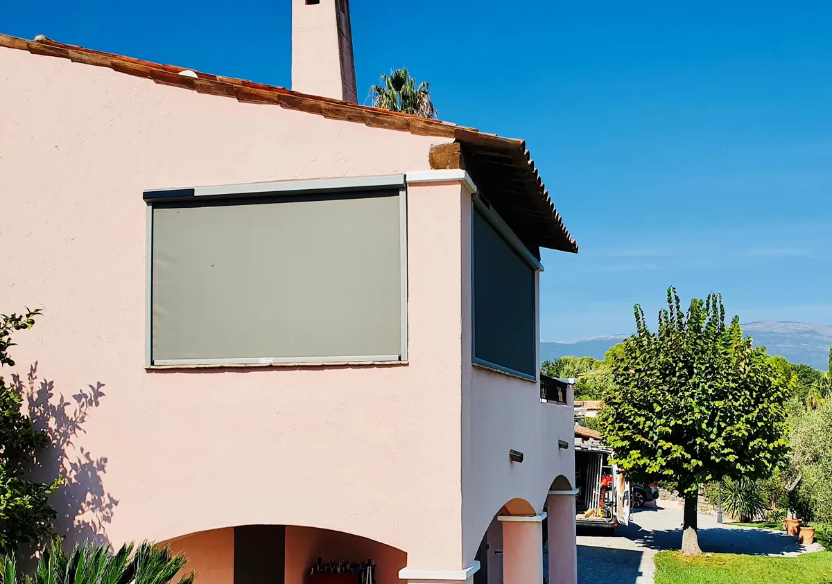 Pergola équipée de stores zip motorisés à protection solaire intégrée