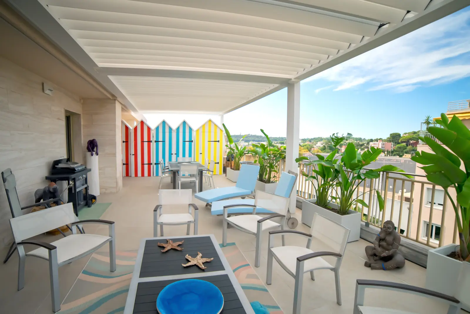 Terrasse couverte par une pergola bioclimatique, alternative à la véranda