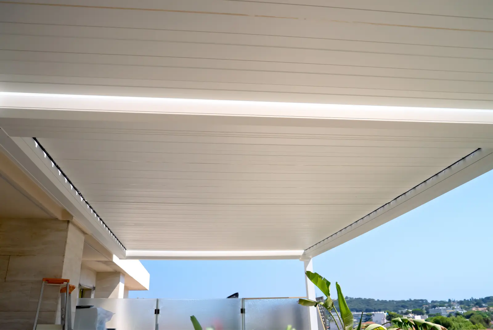 Sous-face d'une pergola bioclimatique avec éclairage LED intégré dans la structure