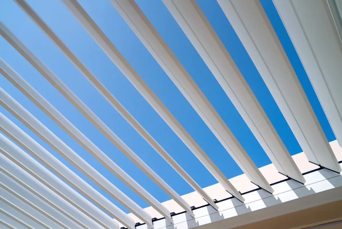 Lames orientables d'une pergola bioclimatique ouvertes, vue de dessous