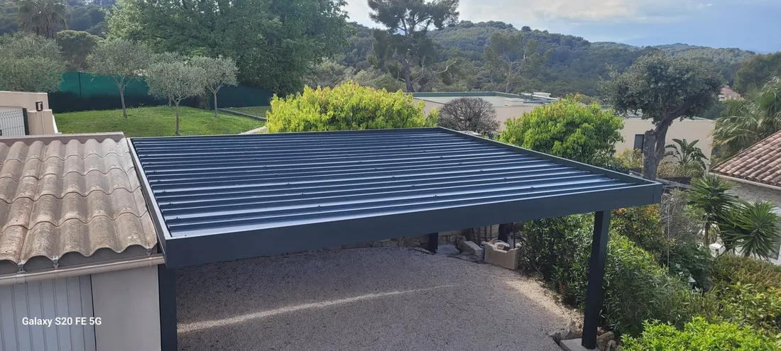 Carport double avec couverture bac acier abritant deux véhicules