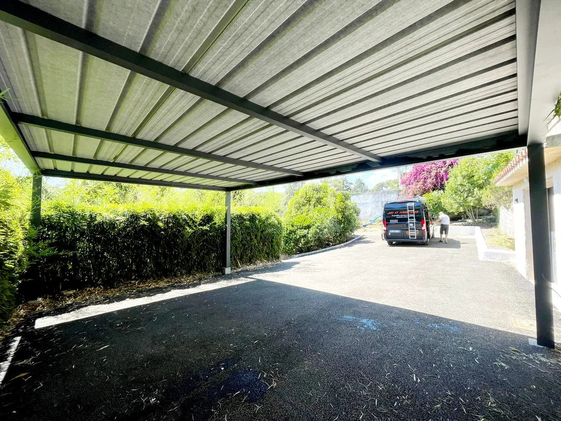Carport aluminium intégré dans un environnement végétal arboré
