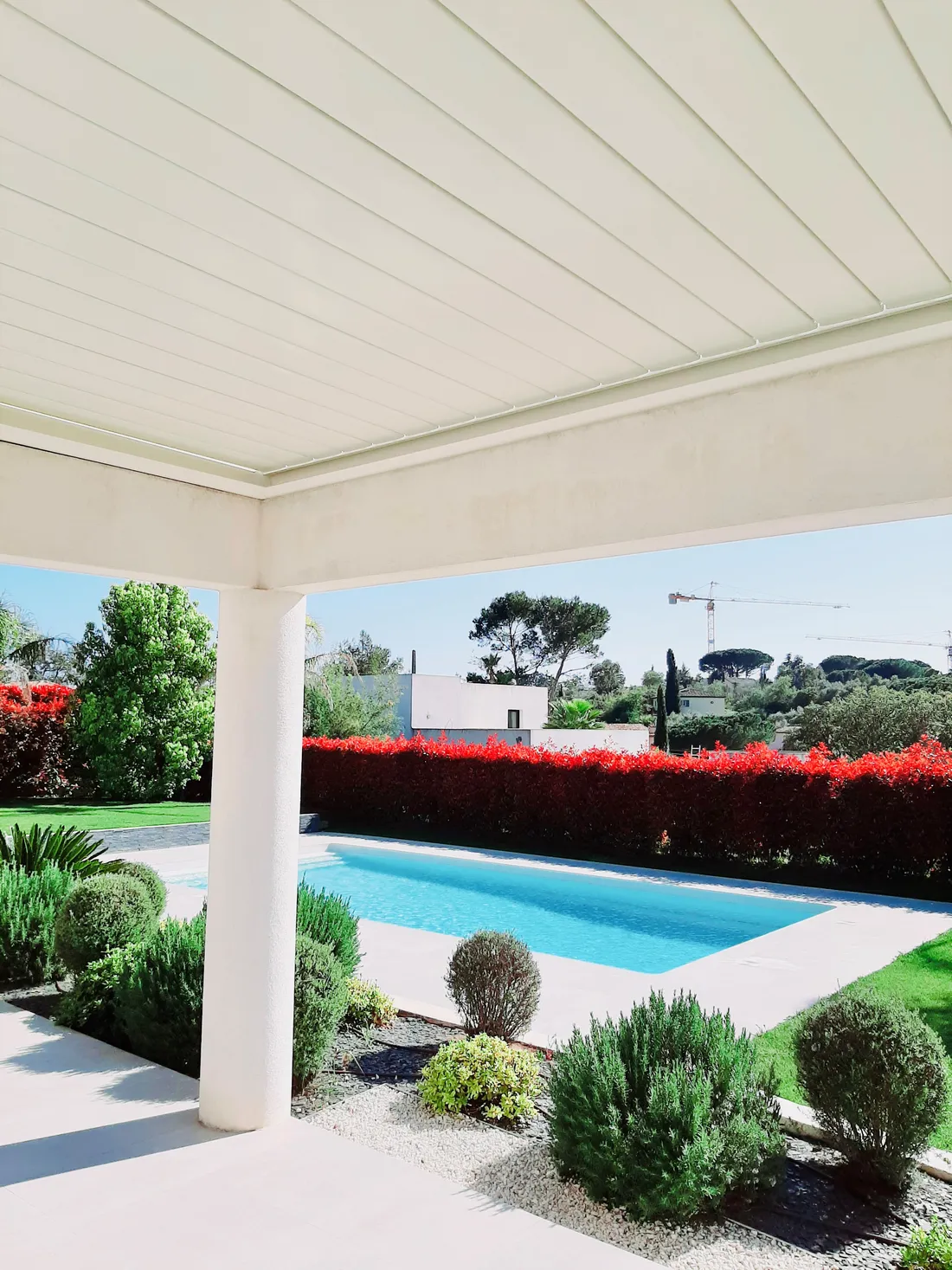 Pergola Marquise type véranda moderne avec piscine et mobilier de jardin