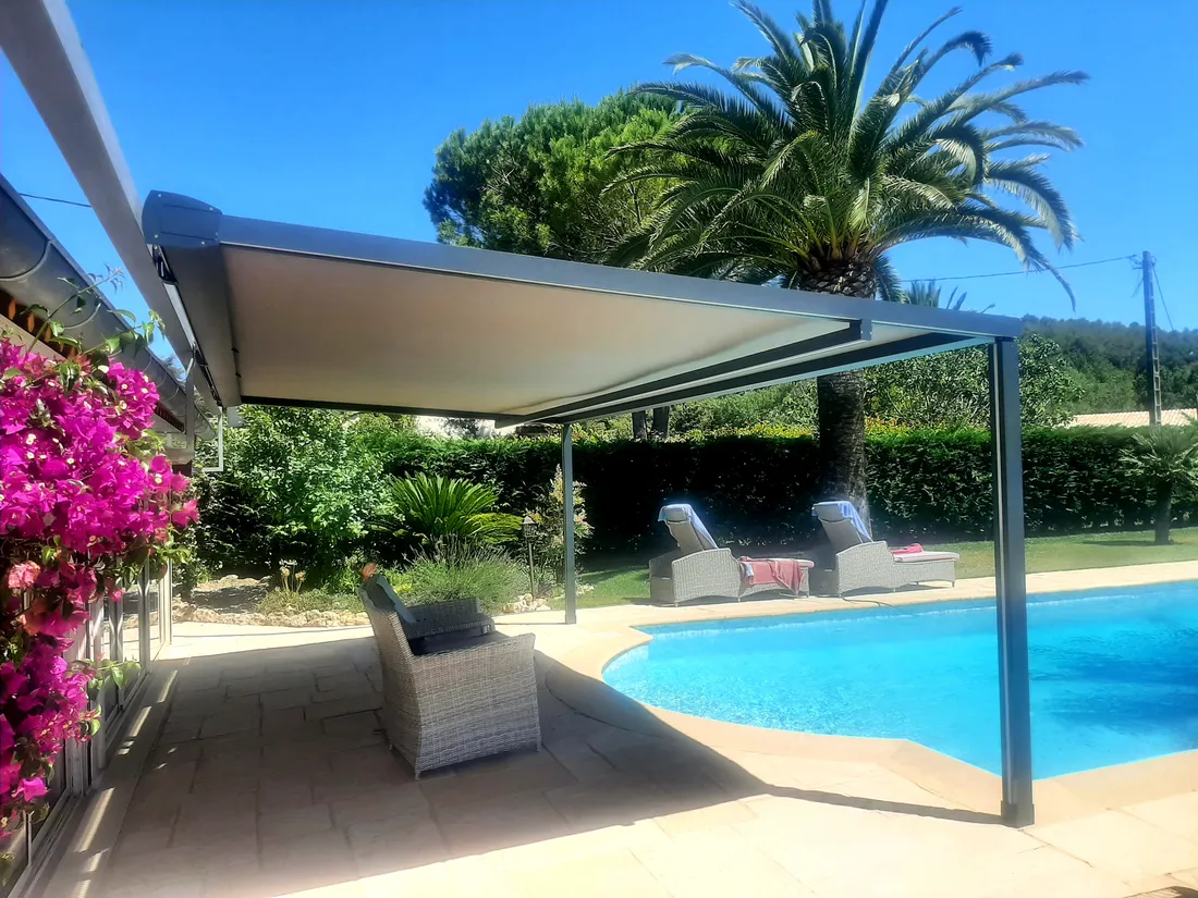 Pergola compacte à lames orientables sur terrasse de villa