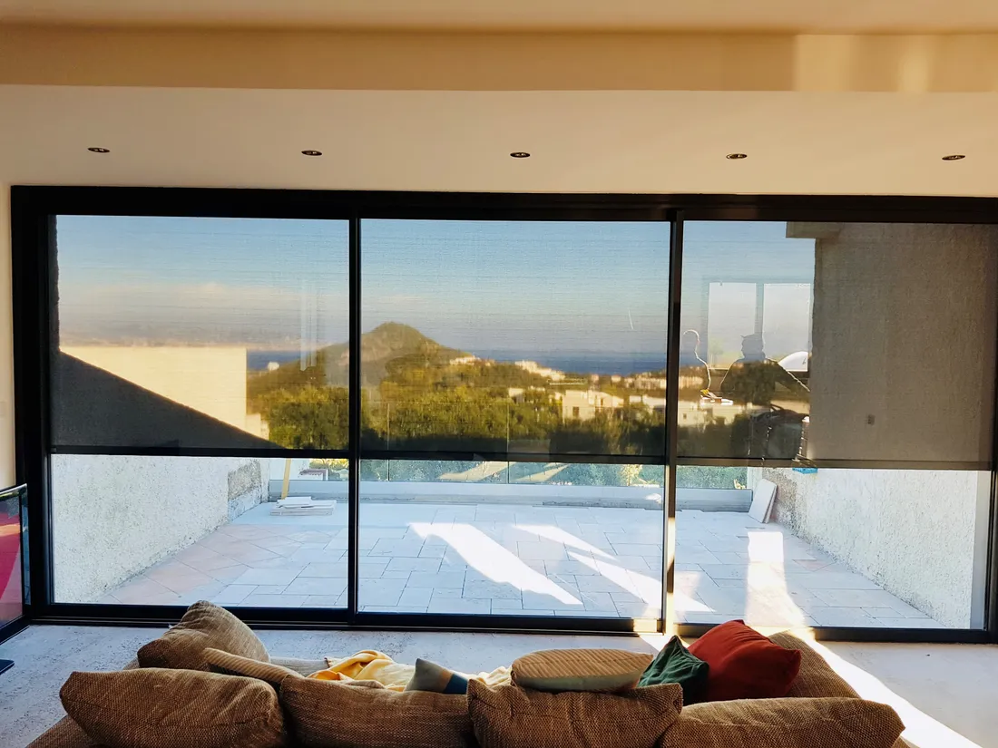 Auvent screen zip déployé sur une façade de villa