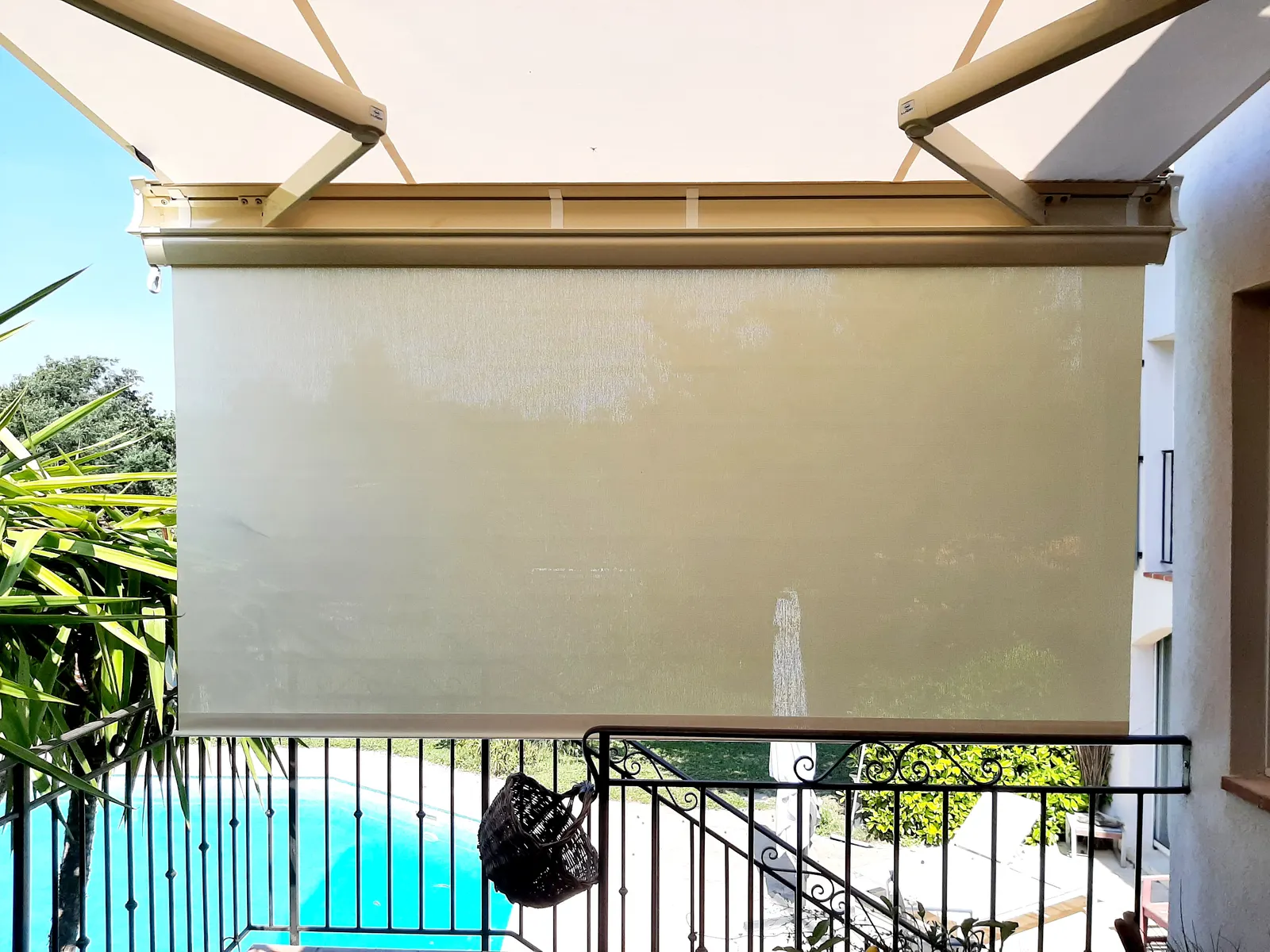 Store banne déployé sur une terrasse avec piscine
