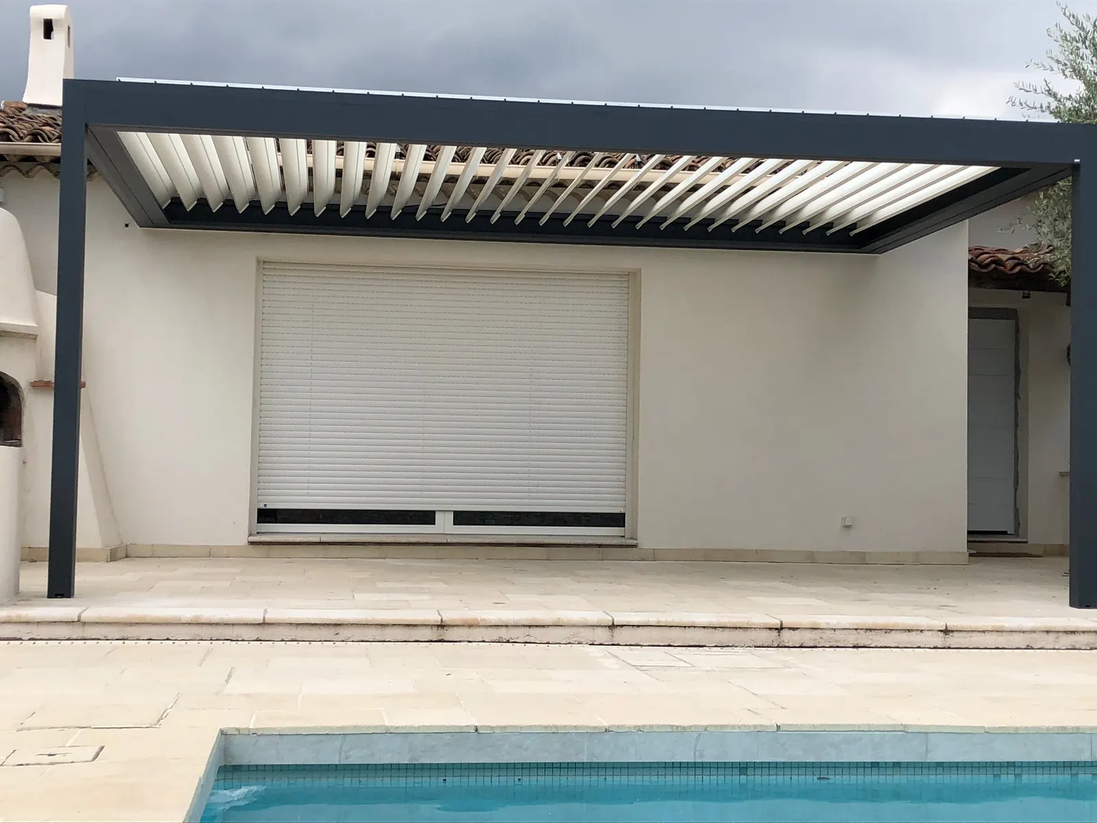 Pergola aluminium adossée à villa en bord de piscine